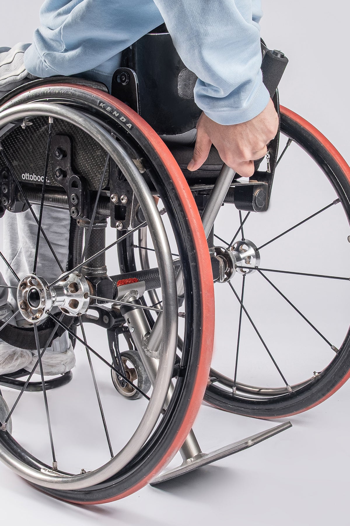 TAYA Jack – Die ultraleichte Hebehilfe für den selbstständigen Radwechsel am Rollstuhl